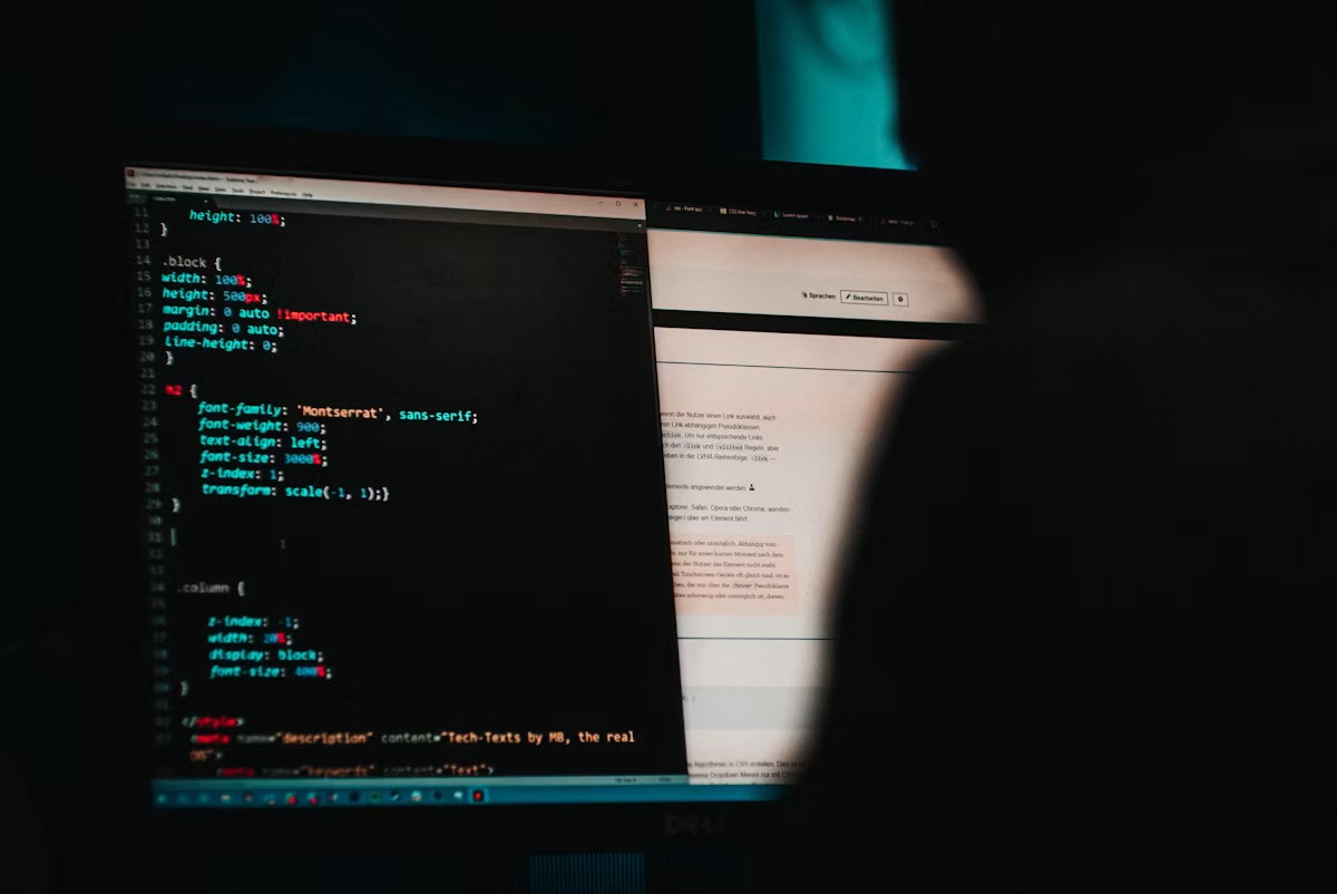 Pantalla mostrando código de ciberataque